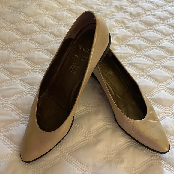 ⭐️⭐️SALE⭐️⭐️ quality Italian Magli wedges. Gold colored. Light use. SZ 7 1/2 AAA - Picture 1 of 6